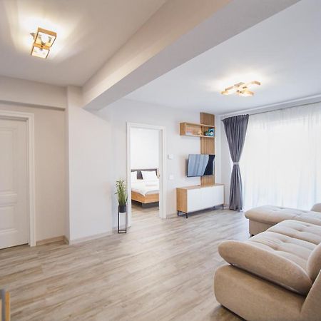 Creamy Wood Haven Apartment Oradea Exterior foto