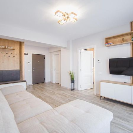 Creamy Wood Haven Apartment Oradea Exterior foto
