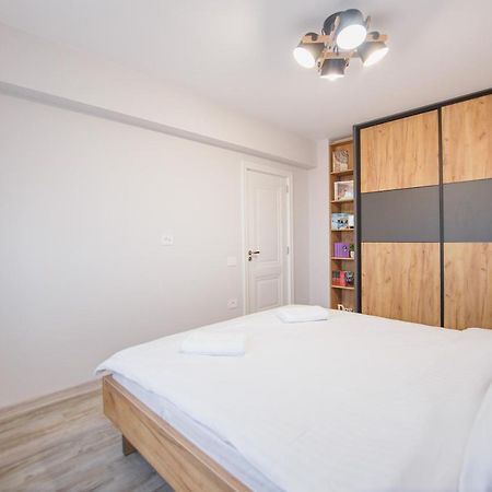 Creamy Wood Haven Apartment Oradea Exterior foto