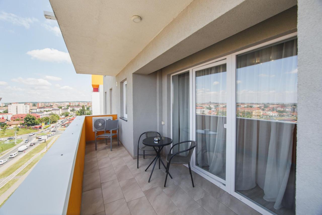 Creamy Wood Haven Apartment Oradea Exterior foto