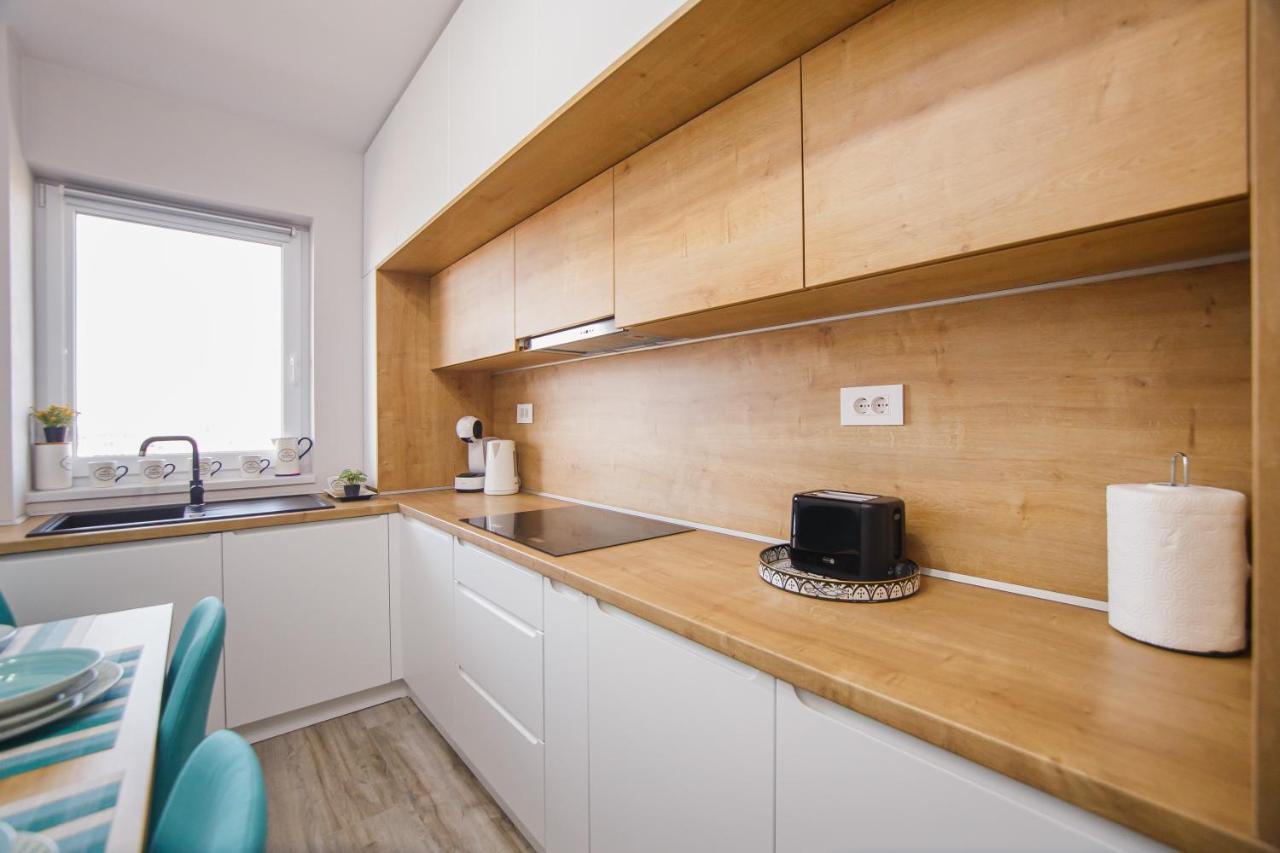 Creamy Wood Haven Apartment Oradea Exterior foto