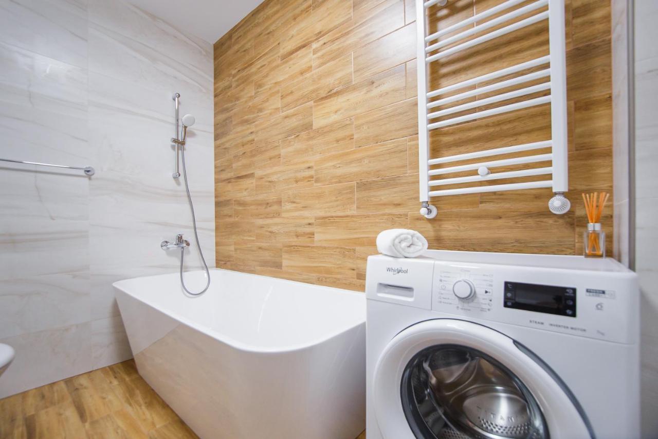 Creamy Wood Haven Apartment Oradea Exterior foto