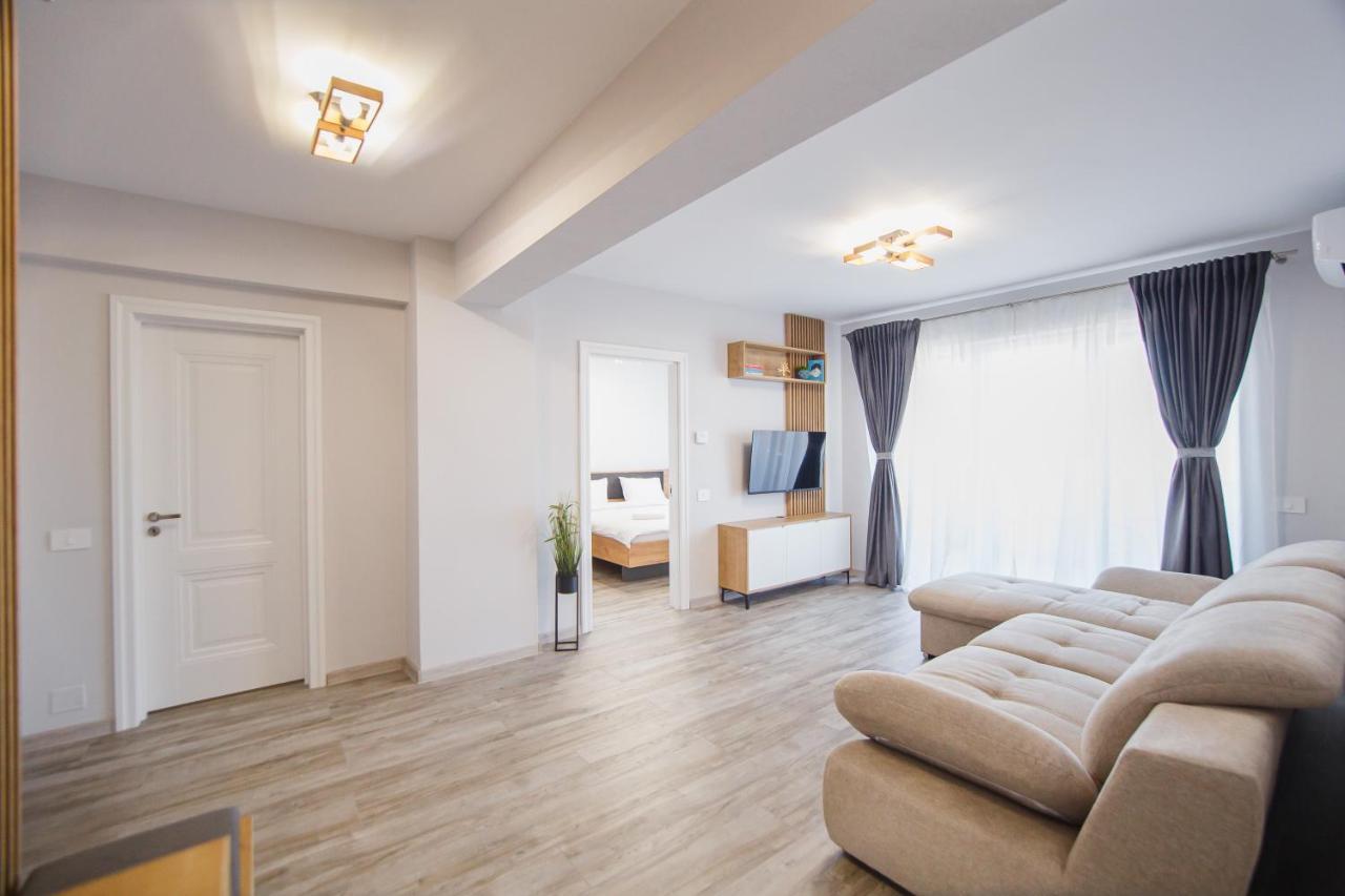 Creamy Wood Haven Apartment Oradea Exterior foto