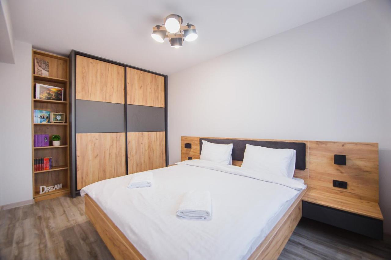 Creamy Wood Haven Apartment Oradea Exterior foto