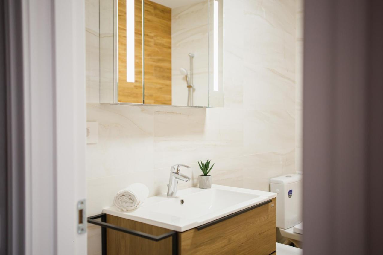 Creamy Wood Haven Apartment Oradea Exterior foto