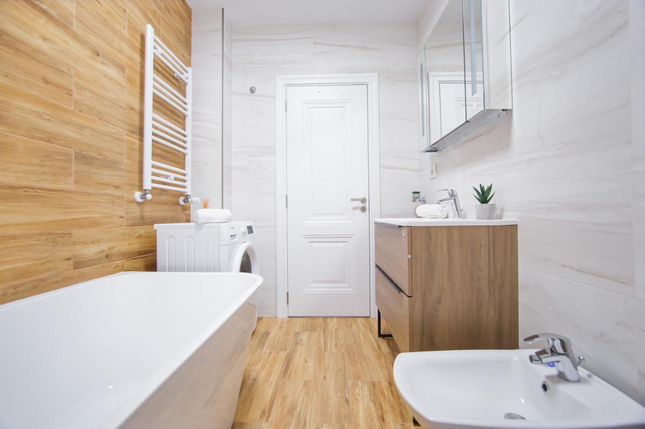 Creamy Wood Haven Apartment Oradea Exterior foto