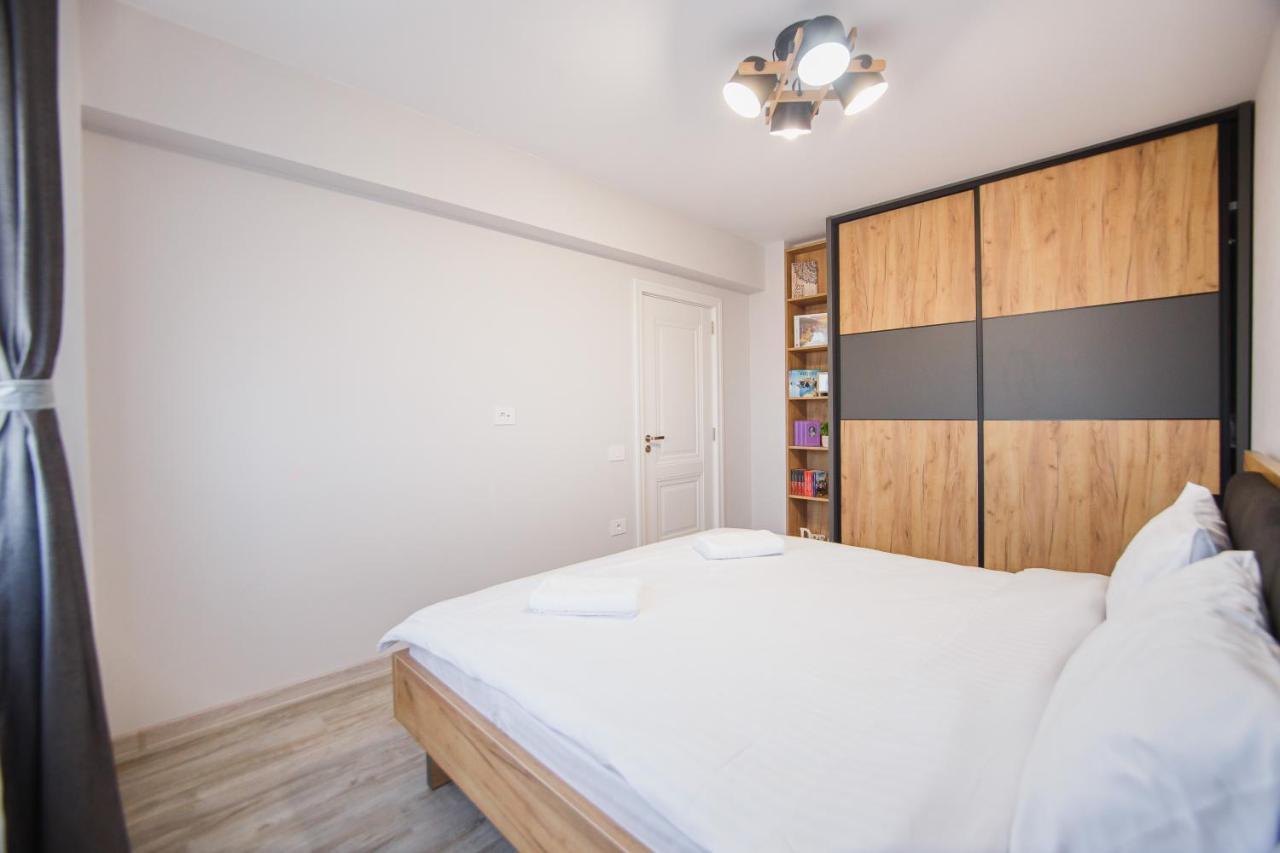 Creamy Wood Haven Apartment Oradea Exterior foto