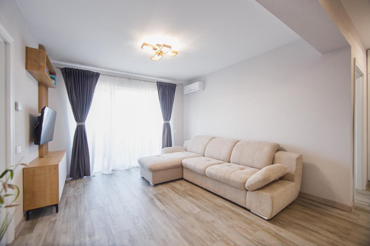 Creamy Wood Haven Apartment Oradea Exterior foto