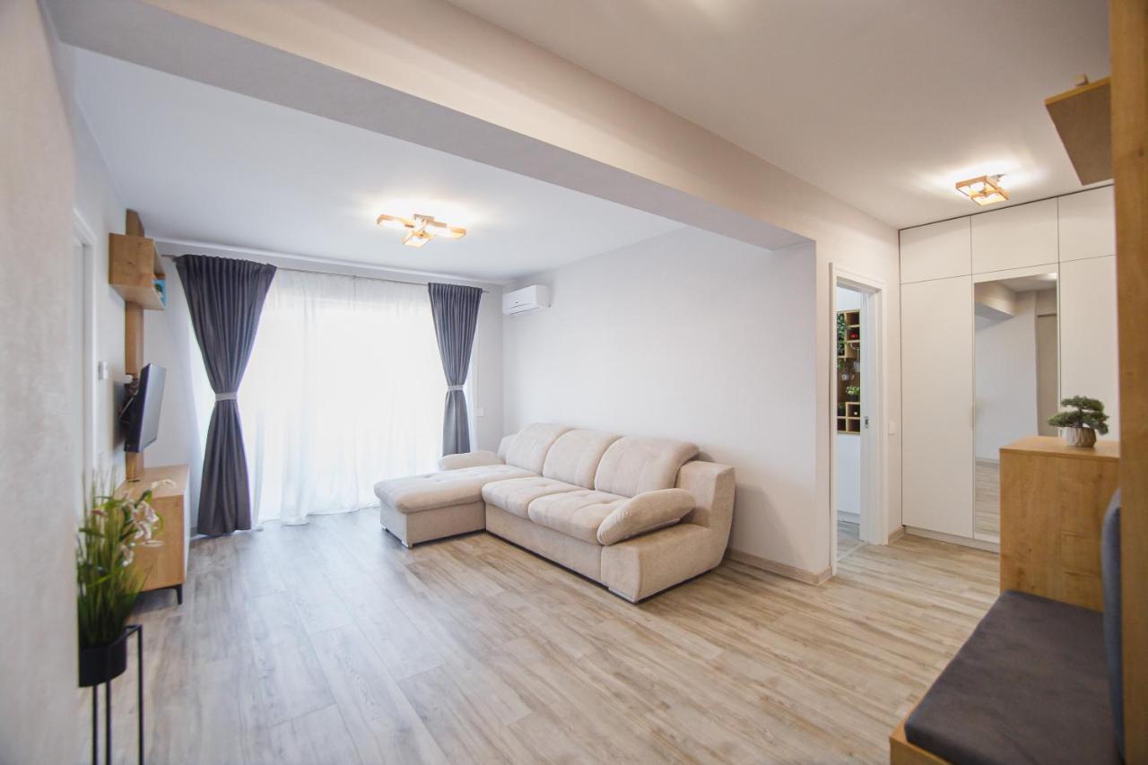 Creamy Wood Haven Apartment Oradea Exterior foto
