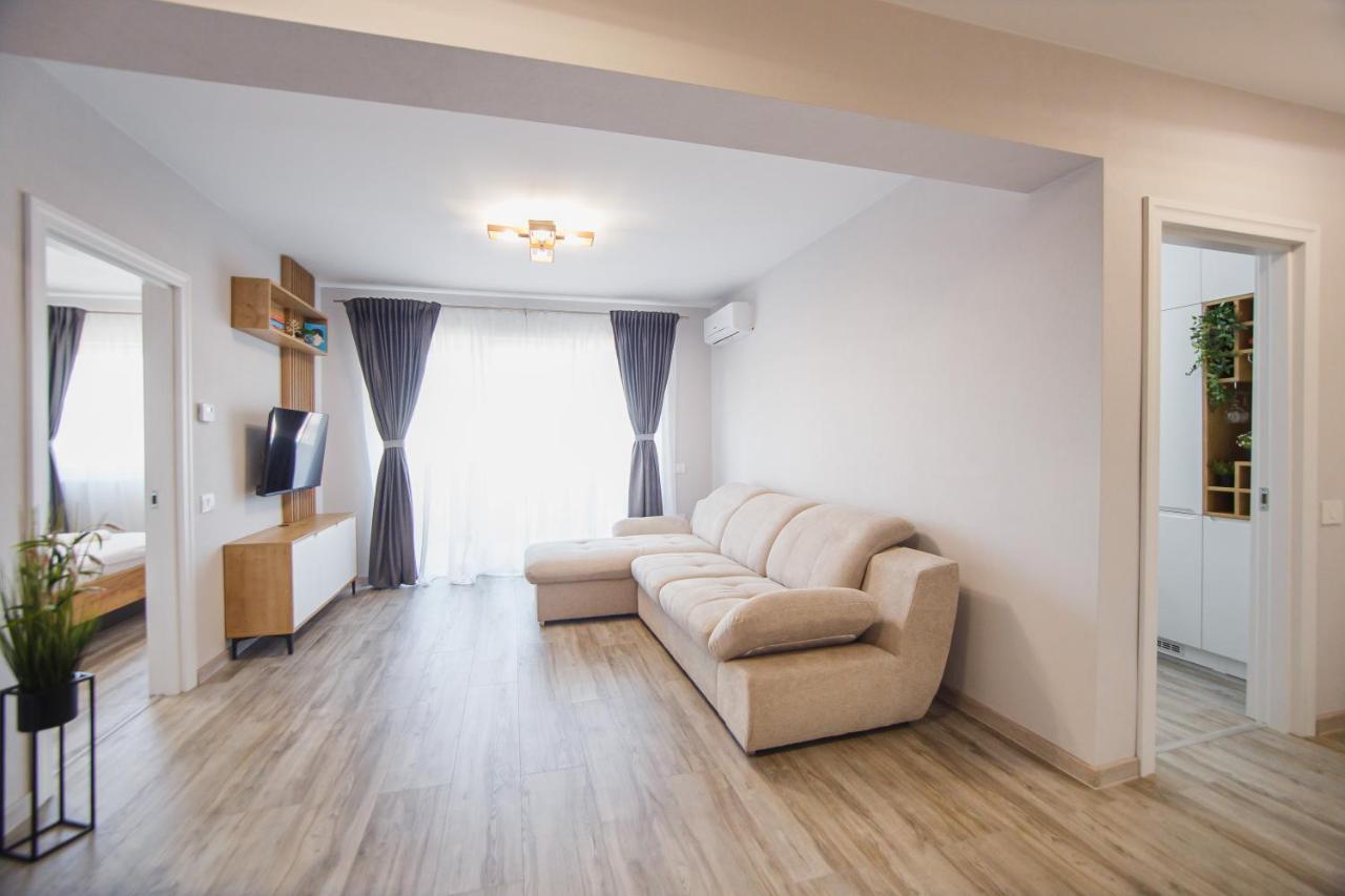 Creamy Wood Haven Apartment Oradea Exterior foto