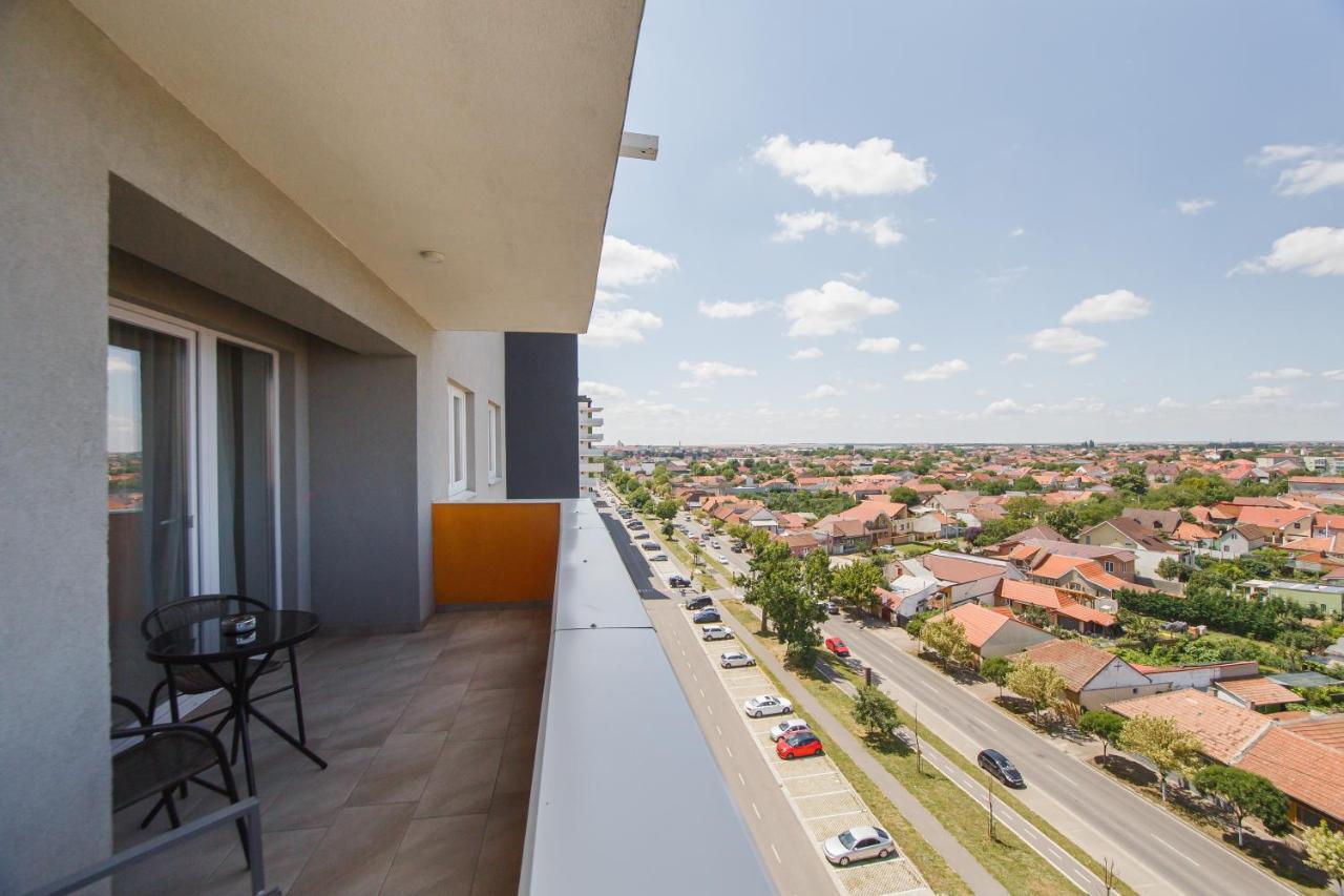 Creamy Wood Haven Apartment Oradea Exterior foto