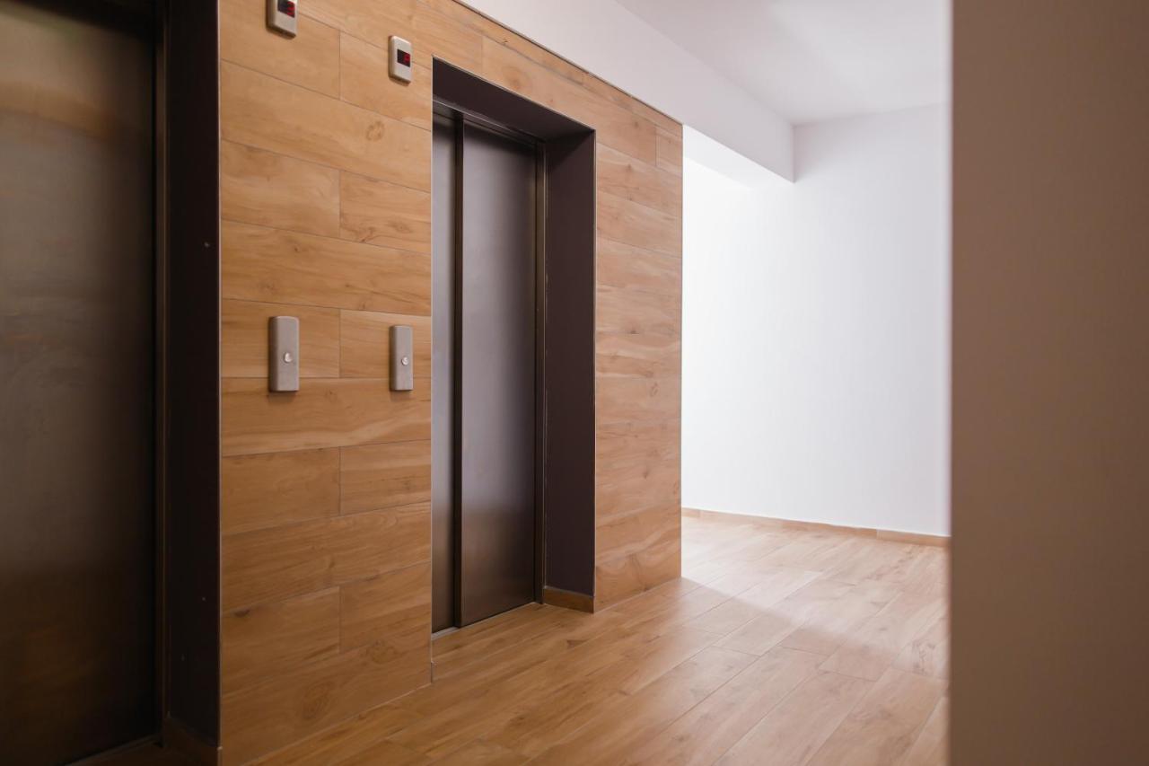 Creamy Wood Haven Apartment Oradea Exterior foto
