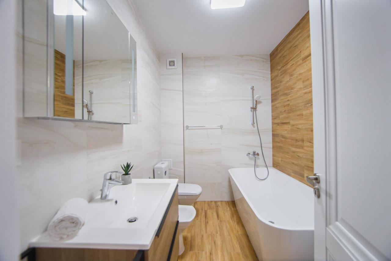 Creamy Wood Haven Apartment Oradea Exterior foto