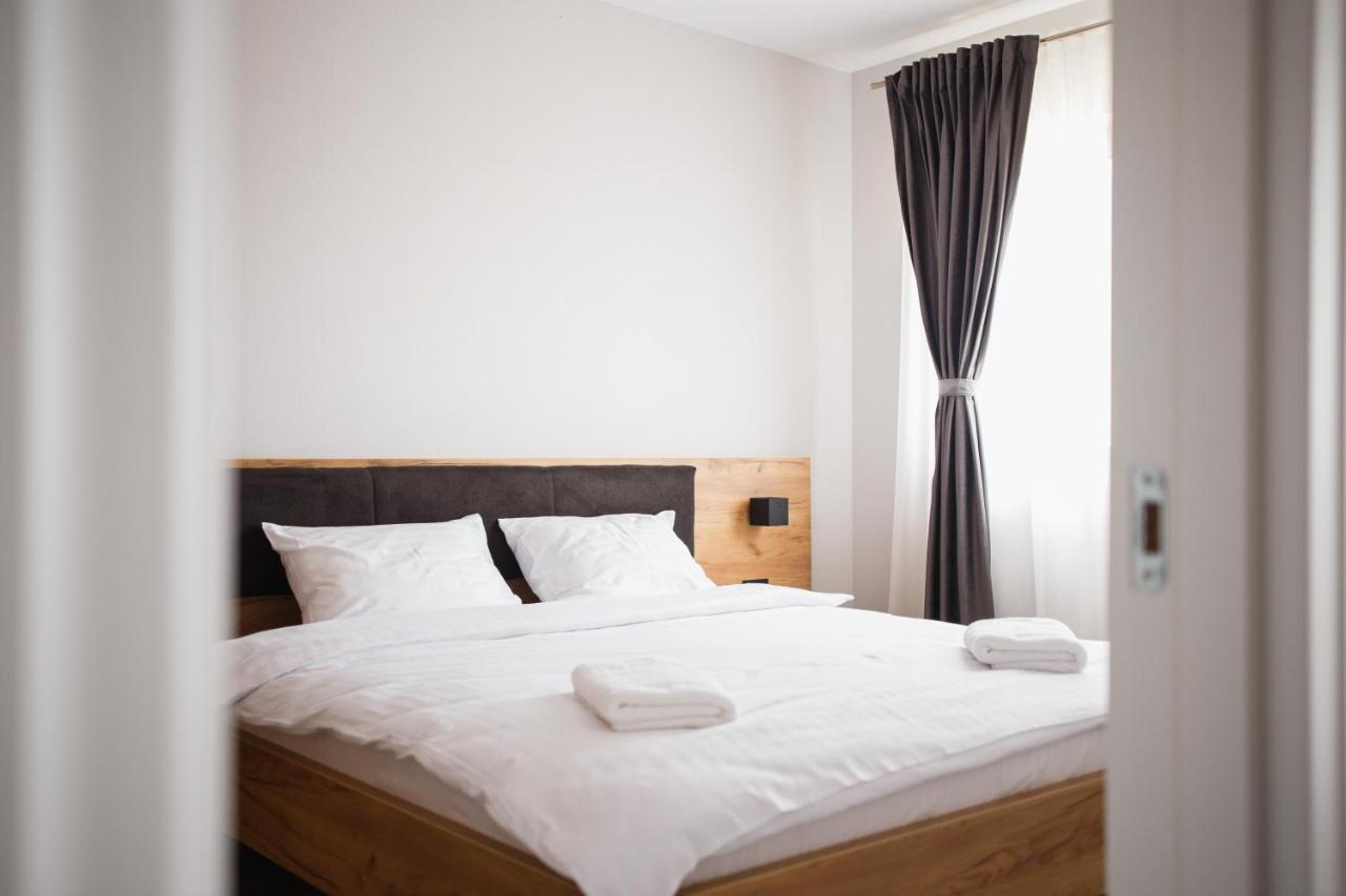 Creamy Wood Haven Apartment Oradea Exterior foto