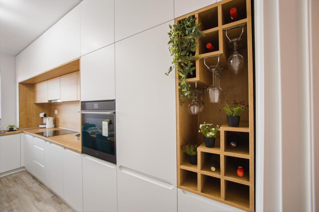 Creamy Wood Haven Apartment Oradea Exterior foto