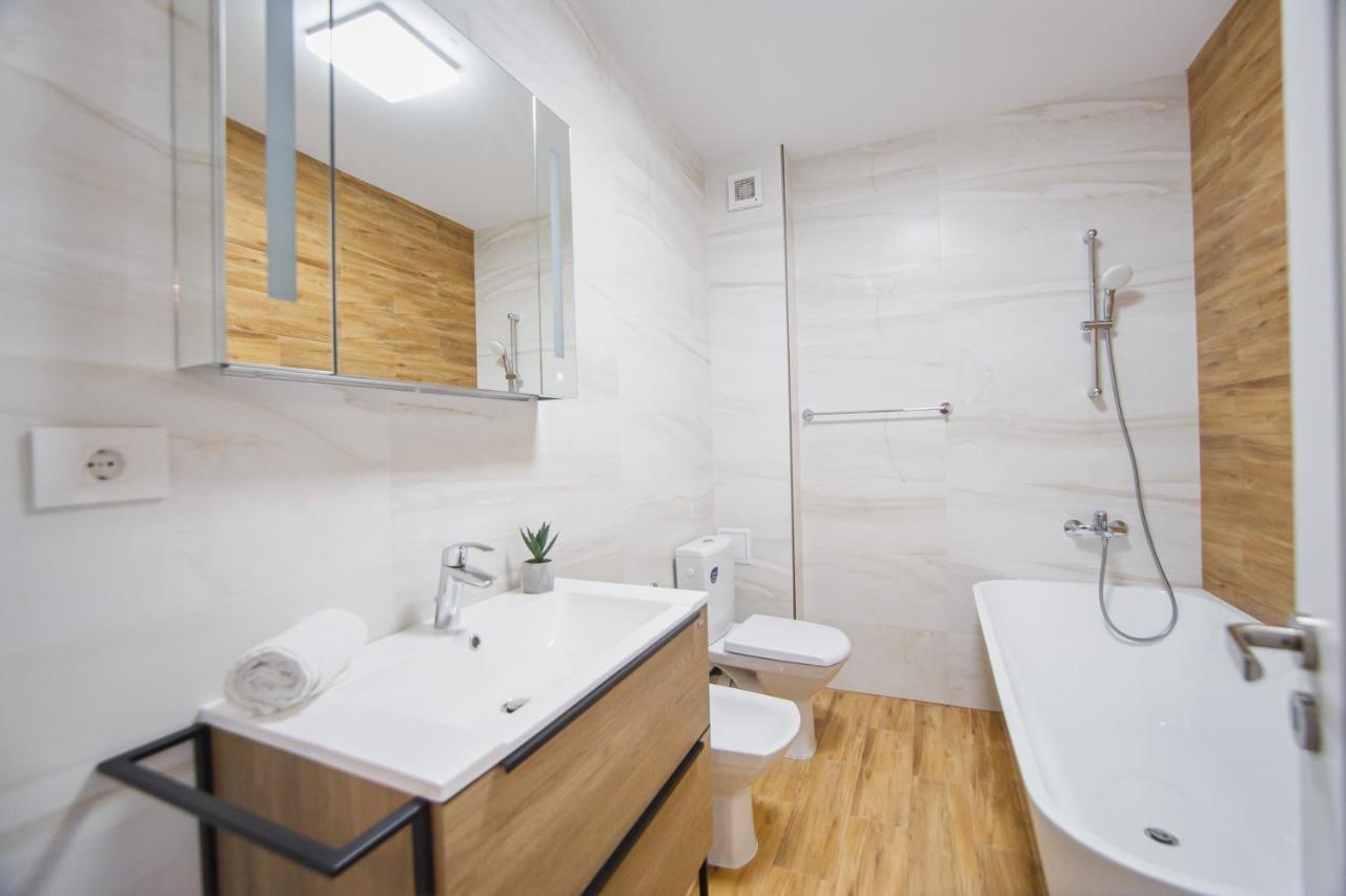 Creamy Wood Haven Apartment Oradea Exterior foto