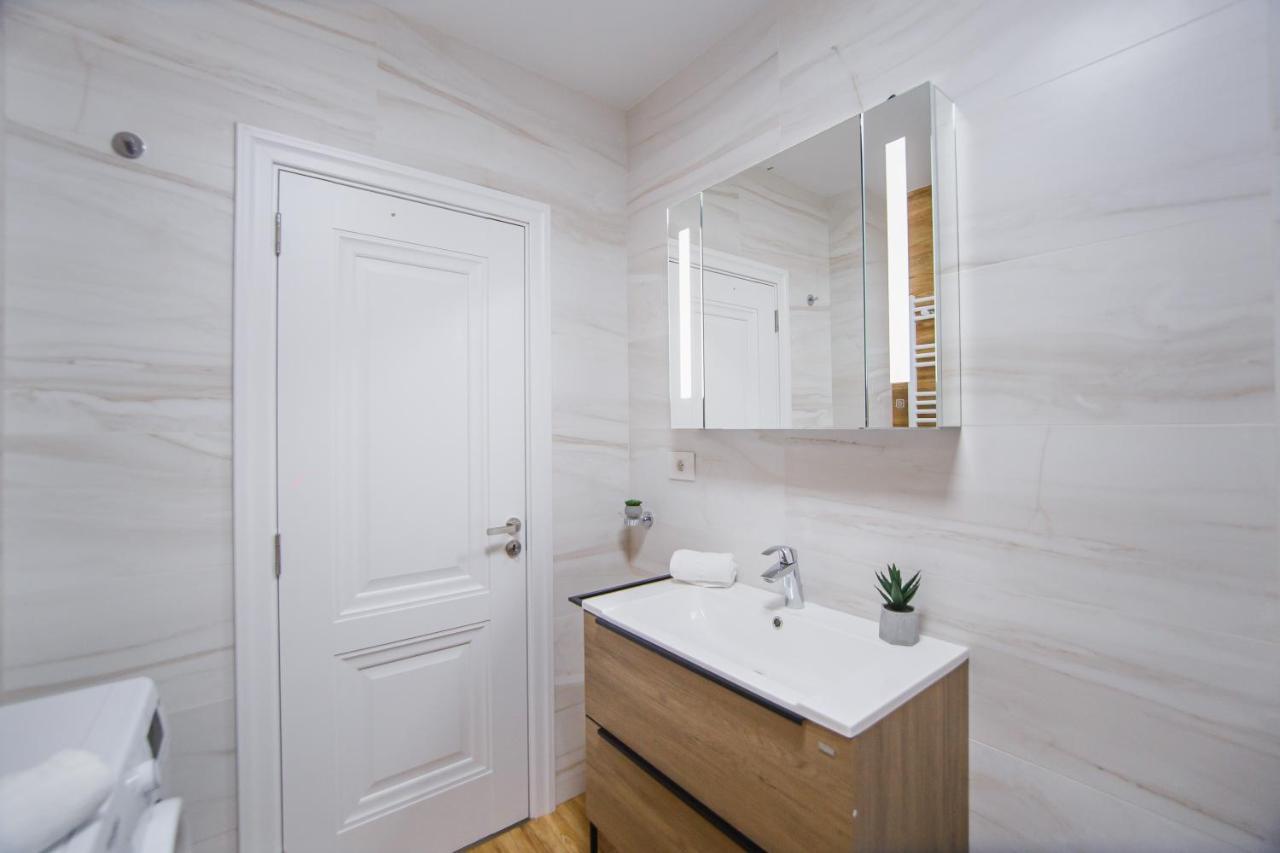 Creamy Wood Haven Apartment Oradea Exterior foto